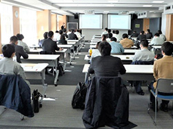 行政技術職員等のための地質及び設計演習の様子