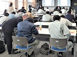行政技術職員等のための地質及び設計演習の様子